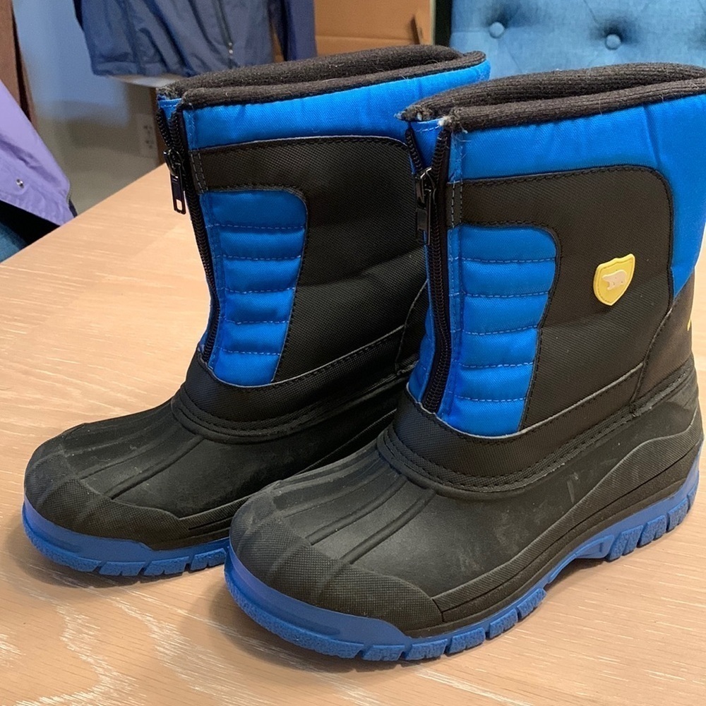 Arctic Shield Winter boots, blue and black, Size 5. A little dirty, little wear